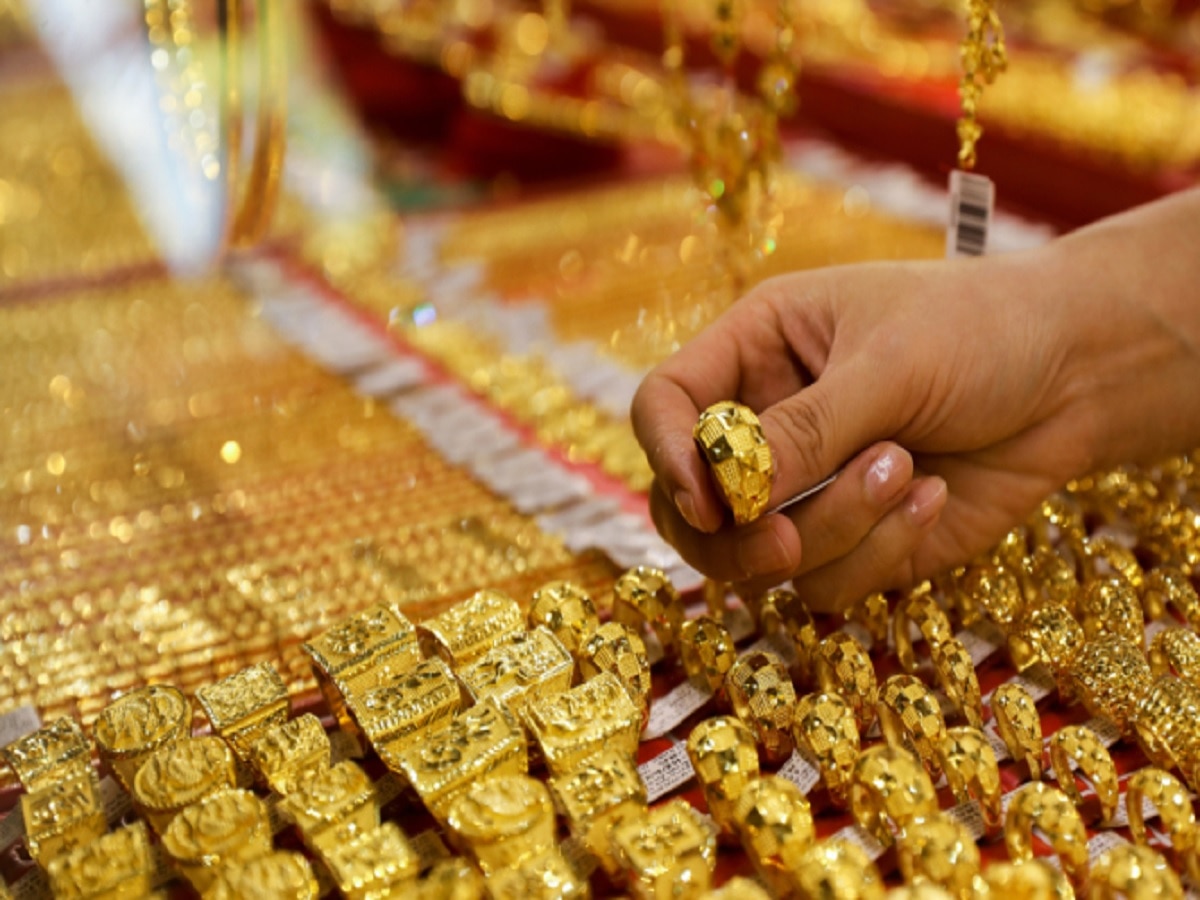 गोल्ड लोनवर निर्बंध येण्याची शक्यता;  गोल्ड लोन देताना सोन्याची शुद्धता नीट तपासण्याचे अर्थमंत्रालयाचे निर्देश title=