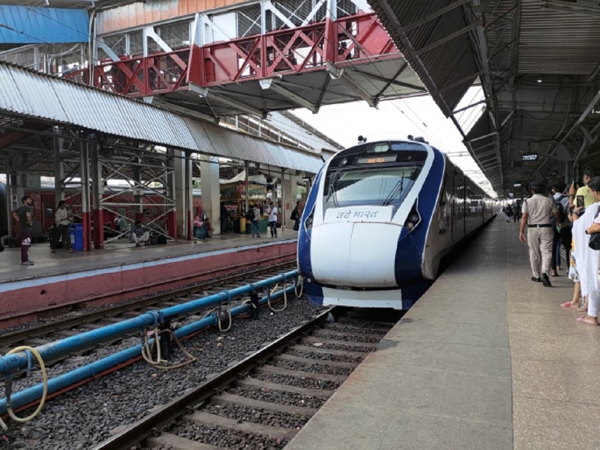 Vande Bharat Train : आता अहमदाबाद- मुंबई मार्गावर धावणार वंदे भारत ट्रेन, पाहा वेळापत्रक  title=