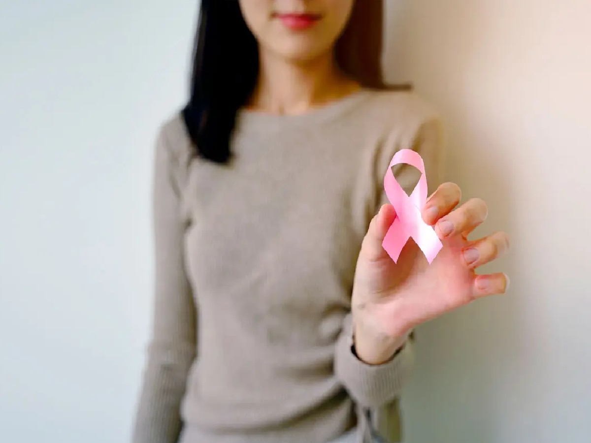 Breast cancer: स्तनाच्या कर्करोगाशी दोन हात करताना मानसिक आरोग्य का ठरते महत्त्वाचे? title=
