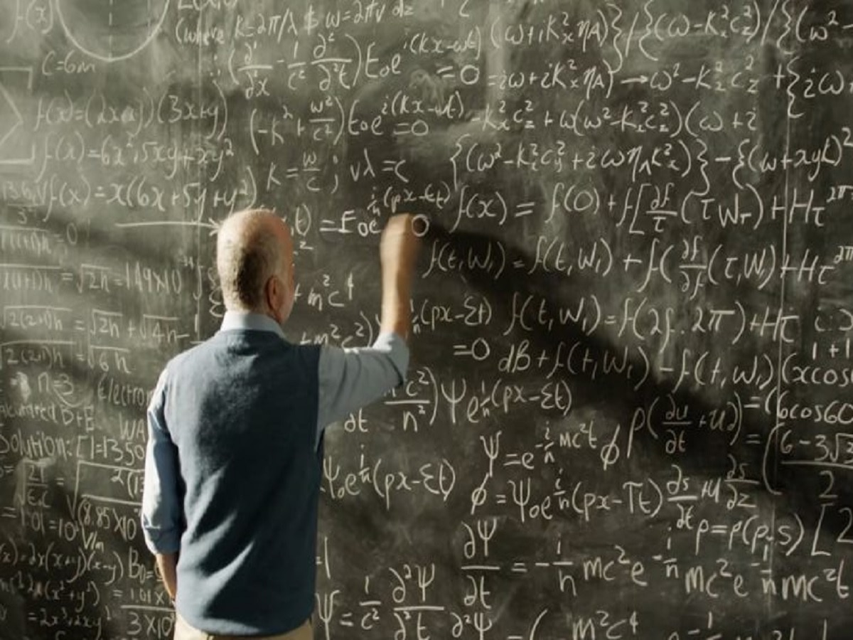 जसं डॉक्टरांच्या नावामागे Dr लावतात तसंच आता शिक्षकांच्या नावा मागे Tr लागणार; सरकारचा मोठा निर्णय