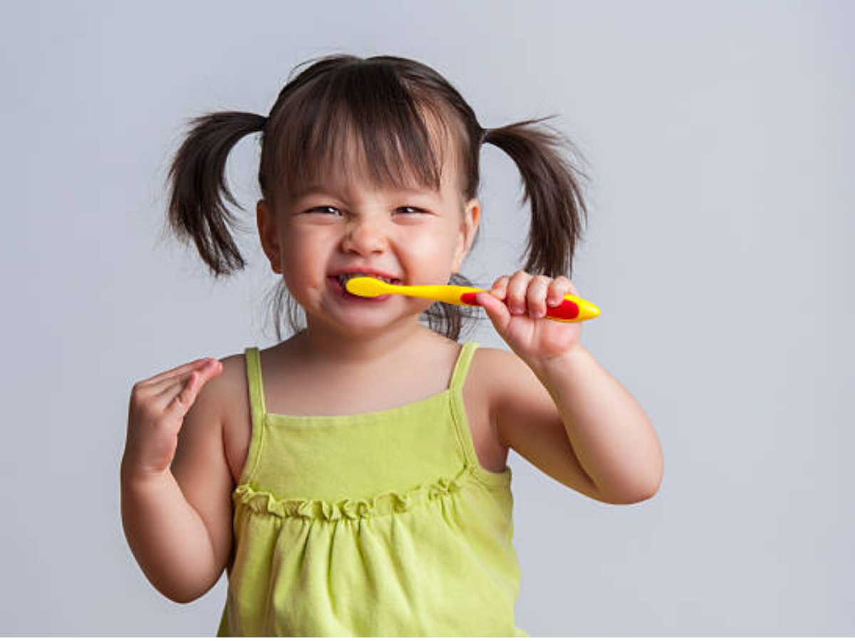 वयानुसार मुलांना कसे निवडाल टूथब्रश? डॉक्टर काय सांगतात?  title=