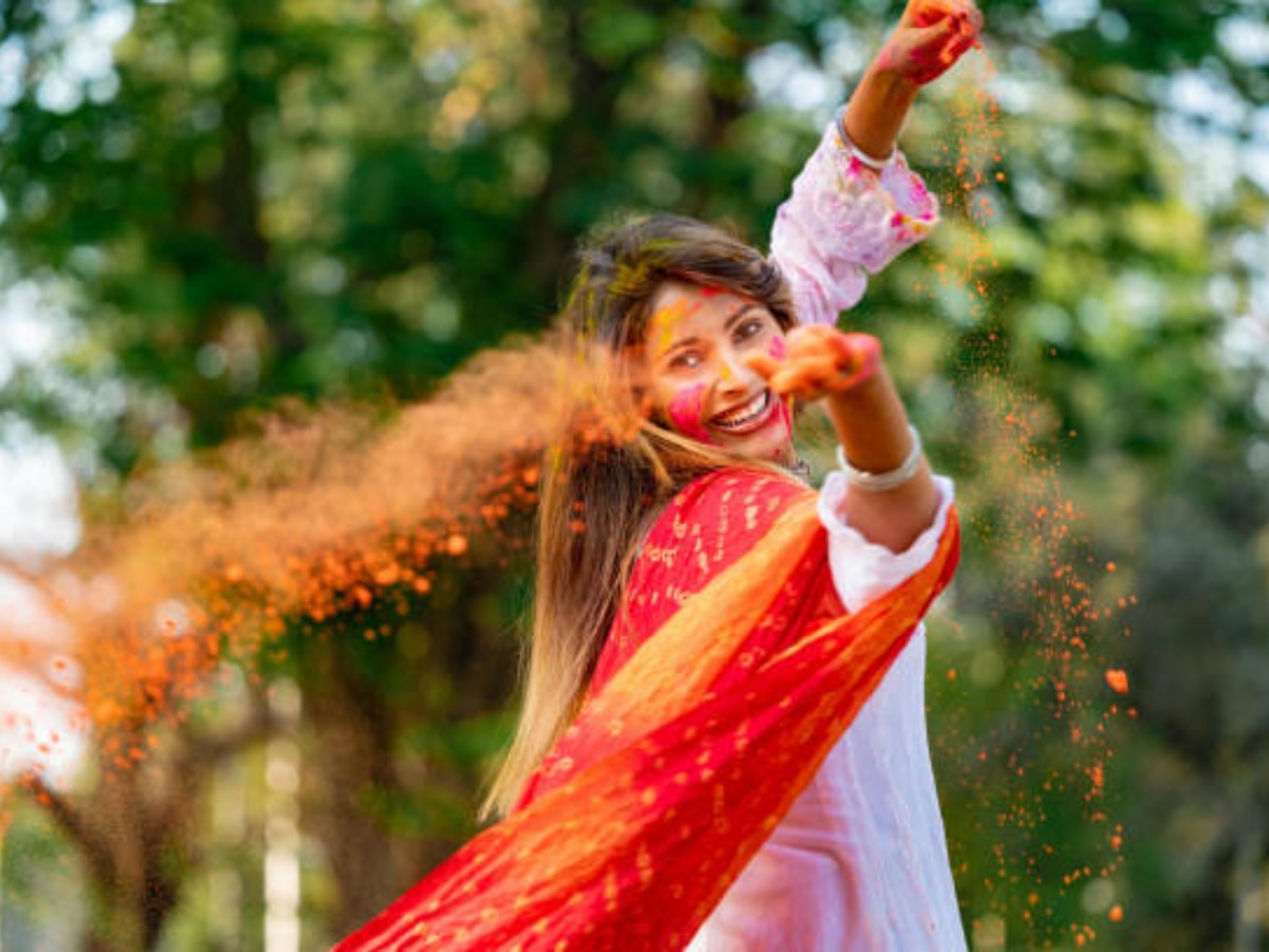 Holi Colour Removal Tips : रंगपंचमीनंतर कपड्यांचे रंग घालवण्यासाठी वापरा 'या' सोप्या टिप्स title=