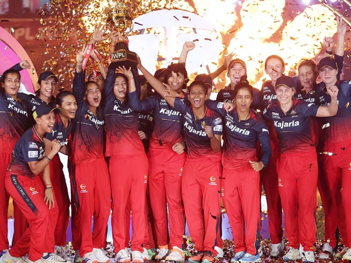 WPL 2024 Final : आरसीबीचा दुष्काळ संपला, पोरींनी करून दाखवलं; दिल्लीचा पराभव करत उचलली ट्रॉफी! title=