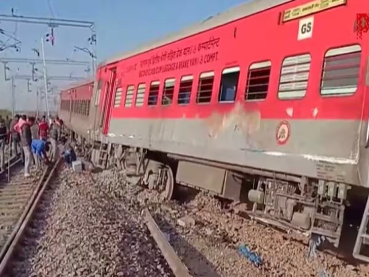 Rajasthan Train Derailed: राजस्थानात सुपरफास्ट रेल्वेचा भीषण अपघात; 4 डबे रुळावरून घसरले आणि....  title=