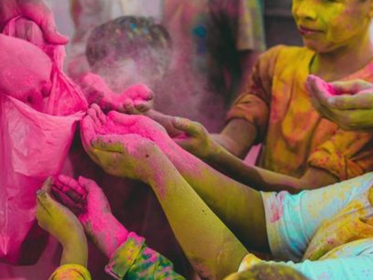 Holi2024: होळीमध्ये वापरले जाणारे केमिकल रंग देतात अनेक आजारांना आमंत्रण,वाचा सविस्तर  title=