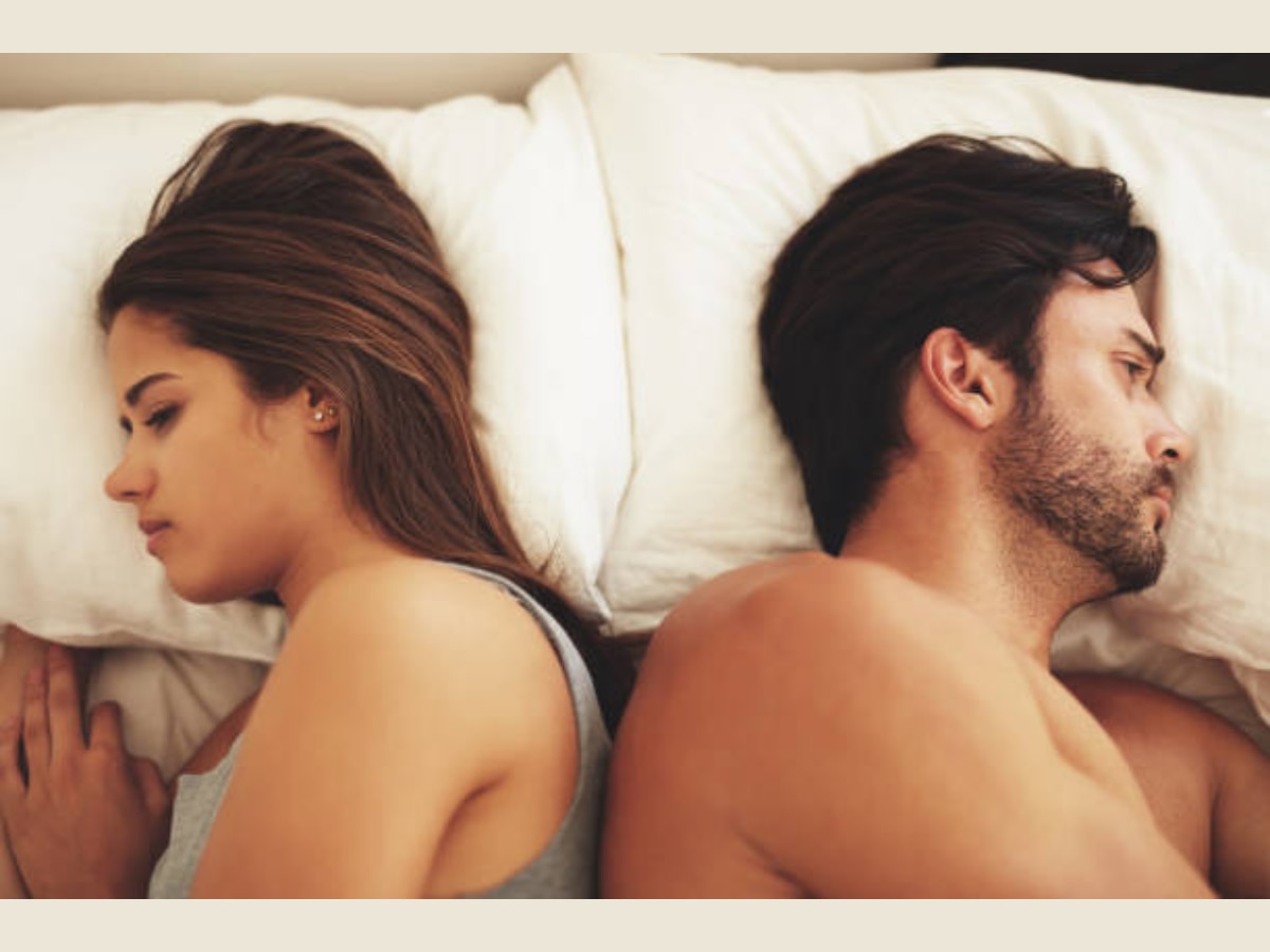 Secret Sleep Divorce म्हणजे काय? एकत्र राहूनही झोपतात मात्र वेगवेगळे  title=