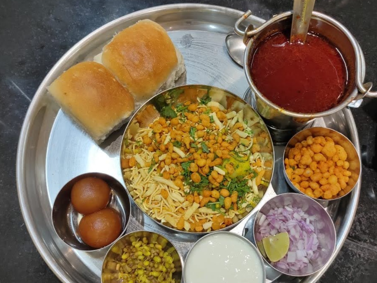 know the Best Street Food in Mumbai famous dishes You Must Try 