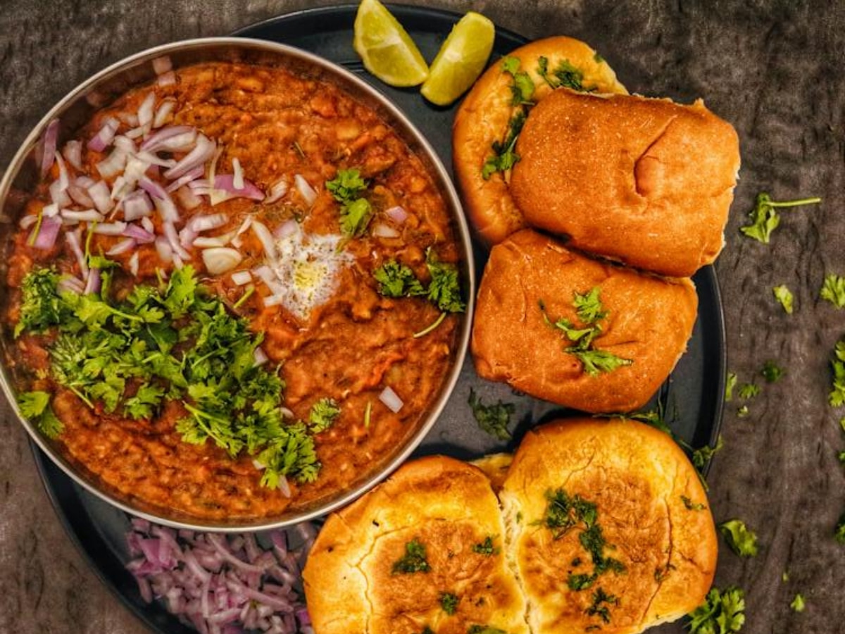 know the Best Street Food in Mumbai famous dishes You Must Try 