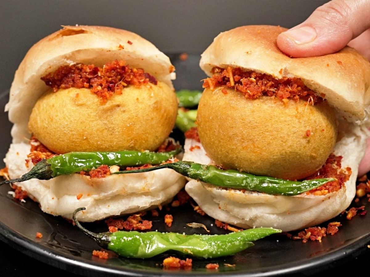 know the Best Street Food in Mumbai famous dishes You Must Try 