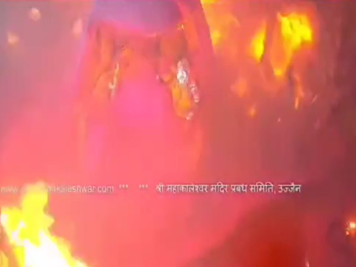 उज्जैनच्या महाकाल मंदिरात मोठा अपघात; भस्म आरतीवेळी आग लागल्याने 13 जण जखमी title=