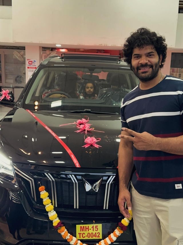 Marathi Actor Hardeek Joshi buy new Mahindra XUV 700 car gift to father birthday 