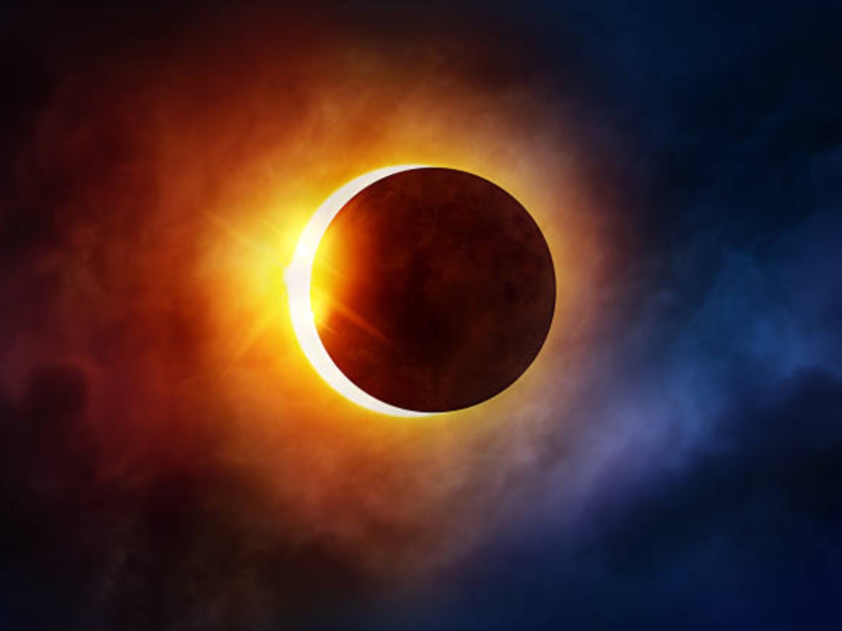 NASA ने सांगितली सामान्य डोळ्यांनी सूर्यग्रहण पाहण्याची पद्धती, या 3 चुकांमुळे सूर्य हिरावून घेतो दृष्टी title=