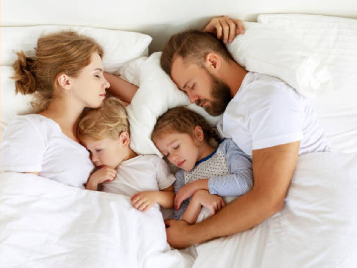 पालकांनो 'या' वयानंतर मुलांना जवळ झोपवणे बंद करा; मानसिक वाढीवर होतो परिणाम title=