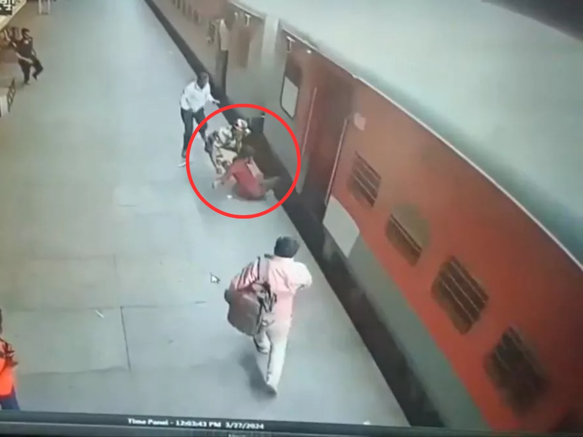 Pune Rail Accident : चालत्या ट्रेनमध्ये चढण्याचा प्रयत्न, प्लॅटफॉर्म आणि कोचमध्ये अडकला प्रवासी, आणि मग... title=