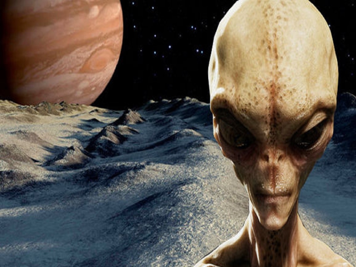 पृथ्वीच्या शेजारीच आहेत एलियन, 2030 पर्यंत NASA संपर्क साधणार; संशोधकांच्या दाव्यामुळे खळबळ title=