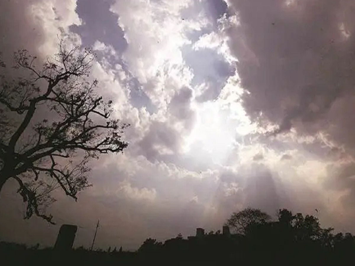 महाराष्ट्रात विचित्र हवामान!  एकीकडे अवकाळी पाऊस तर दुसरीकडे उष्णतेच्या लाटेचा यलो अलर्ट  title=