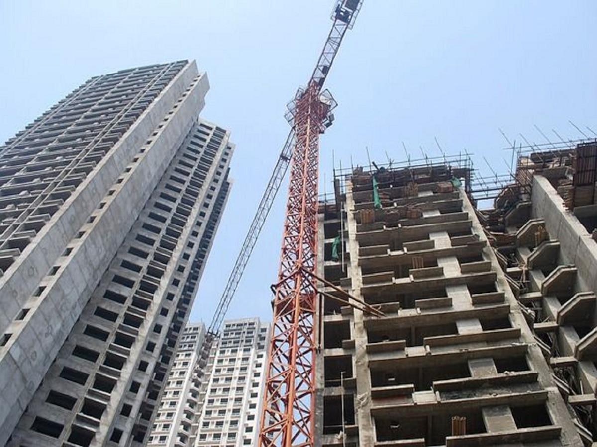 Mumbai News : मुंबईत बिल्डर फायद्यात, खरेदीदार तोट्यात; घर घ्यायचा विचार करताय? आधी ही बातमी वाचा  title=