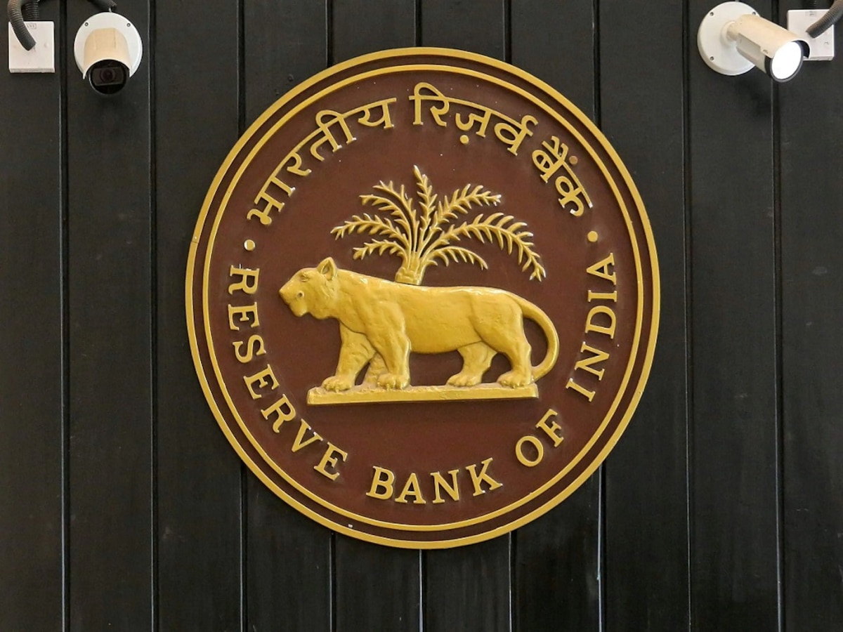 RBI च्या एका निर्णयामुळं Home Loan चा हप्ता वाढणार? लवकरच होणार घोषणा  title=