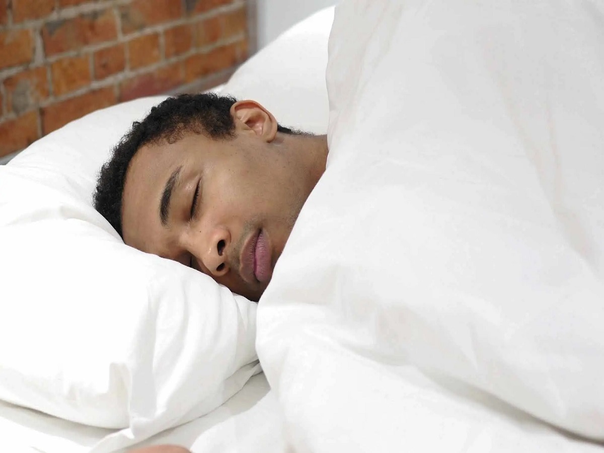 पाच तासांपेक्षा कमी झोप किती धोकादायक? जाणून घ्या साईड इफेक्ट्स title=