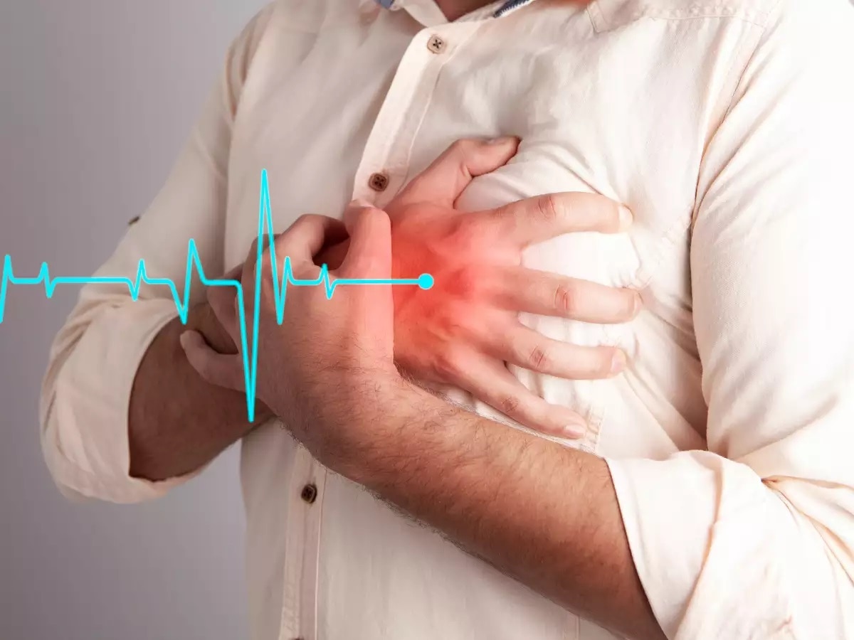 Heart Attack Sign: एक महिना आधीच दिसतात हार्ट अटॅकचे संकेत, 'ही' लक्षणे दिसल्यास वेळीच सावध व्हा!   title=