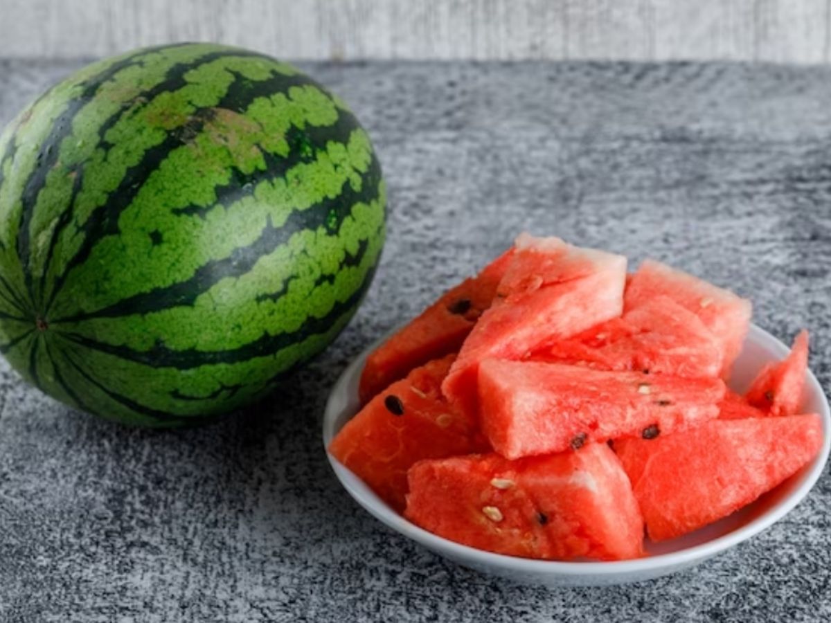 लाल भडक दिसणारे टरबूज असू शकते नकली; गोड-रसाळ कलिंगड असे ओळखा|Easy tips ...