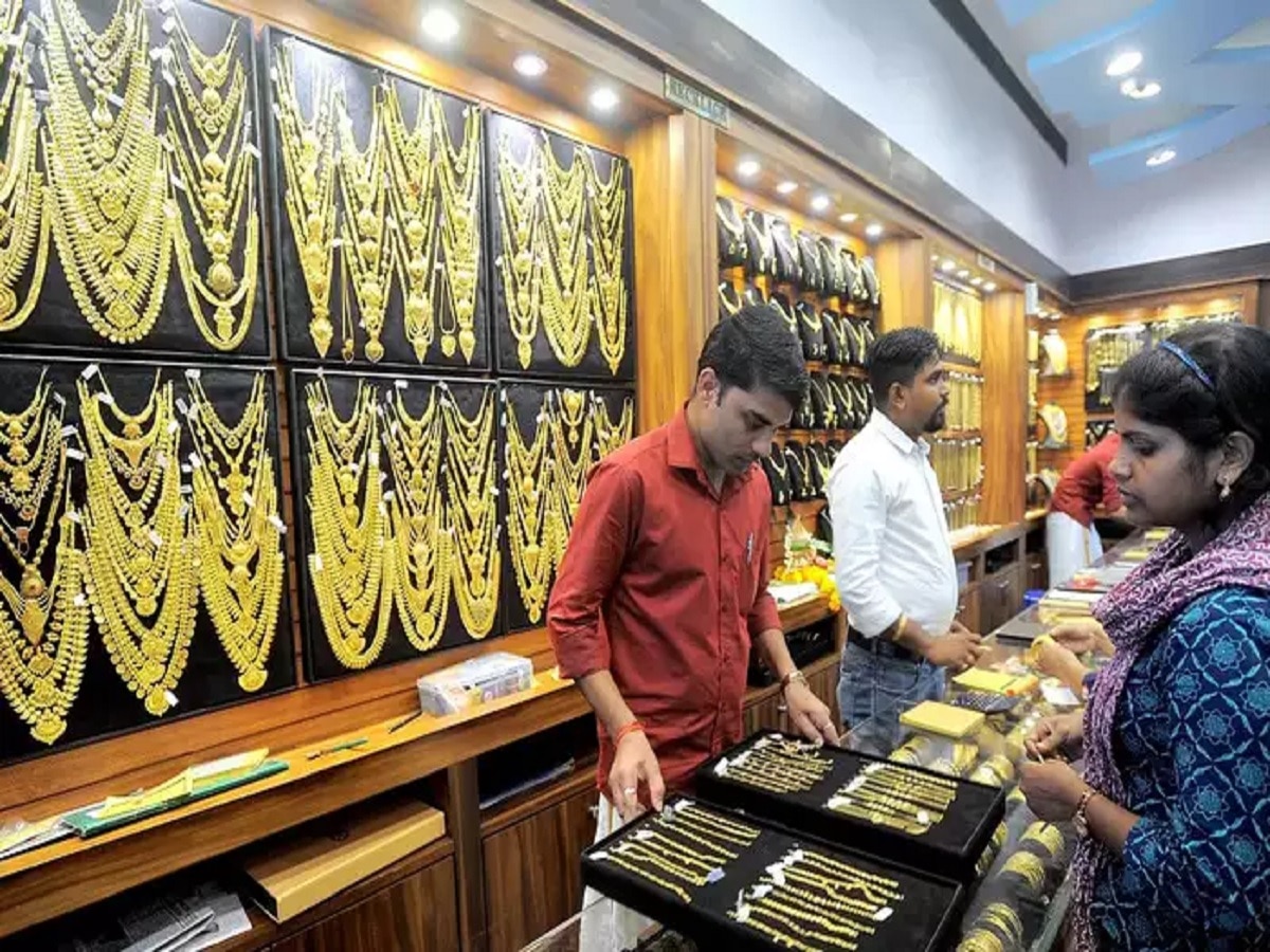 Gudi Padwa 2024 : गुढीपाडव्याच्या शुभ मुहूर्तावर सोनं खरेदी करताय का? मग वाचा ही महत्त्वाची बातमी title=