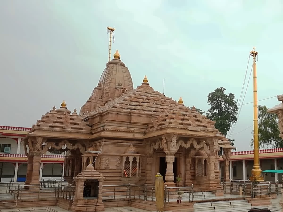 मध्यरात्री &#039;या&#039; मंदिरातील मूर्ती बोलू लागतात? काय आहे या मंदिरातील रहस्य?