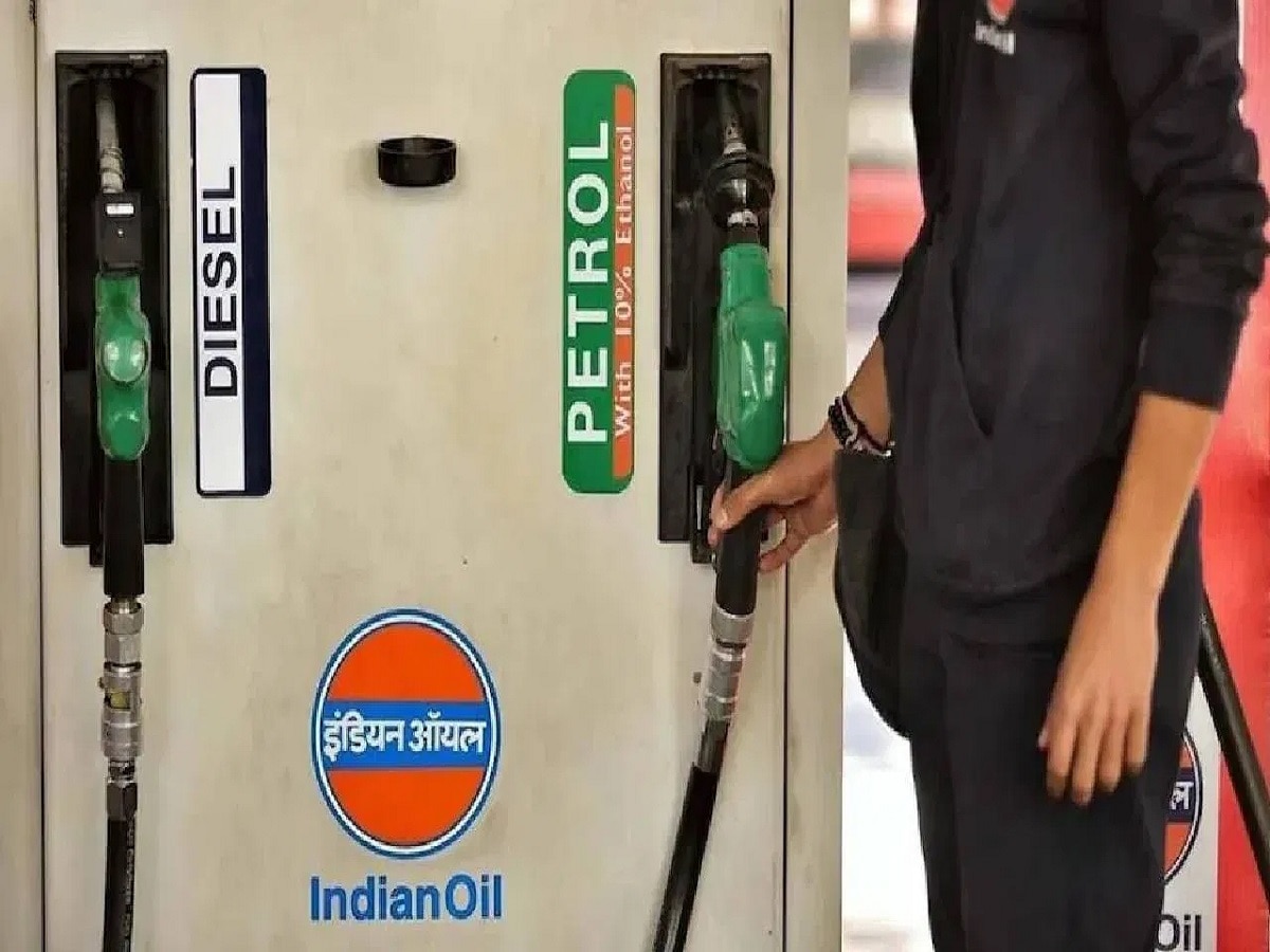 पेट्रोल-डिझेलसंदर्भात मोठी बातमी! एक लीटरसाठी मुंबई-पुण्यात किती पैसे मोजावे लागतील? title=