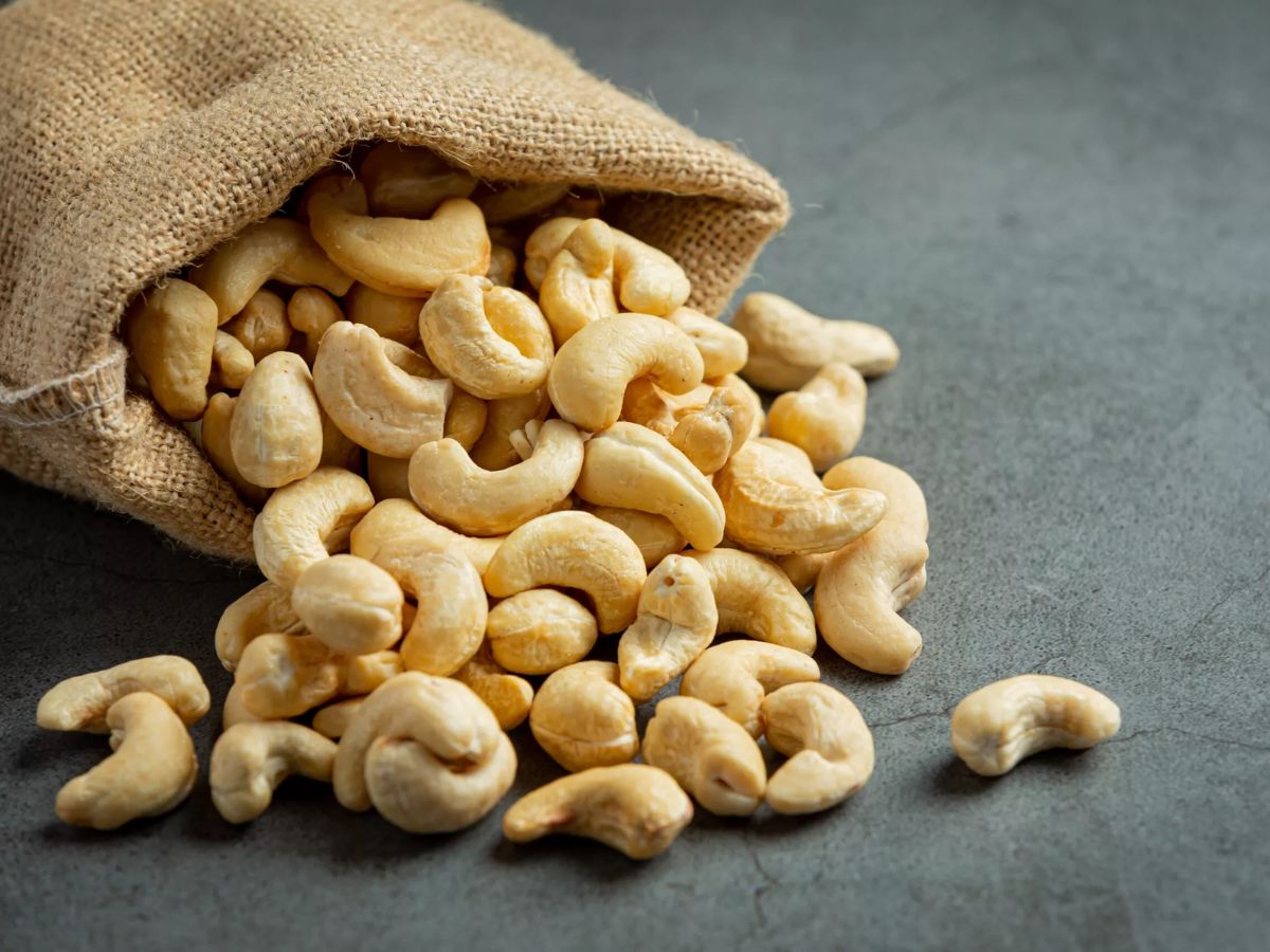 Is it okay to eat almonds and cashew during summers