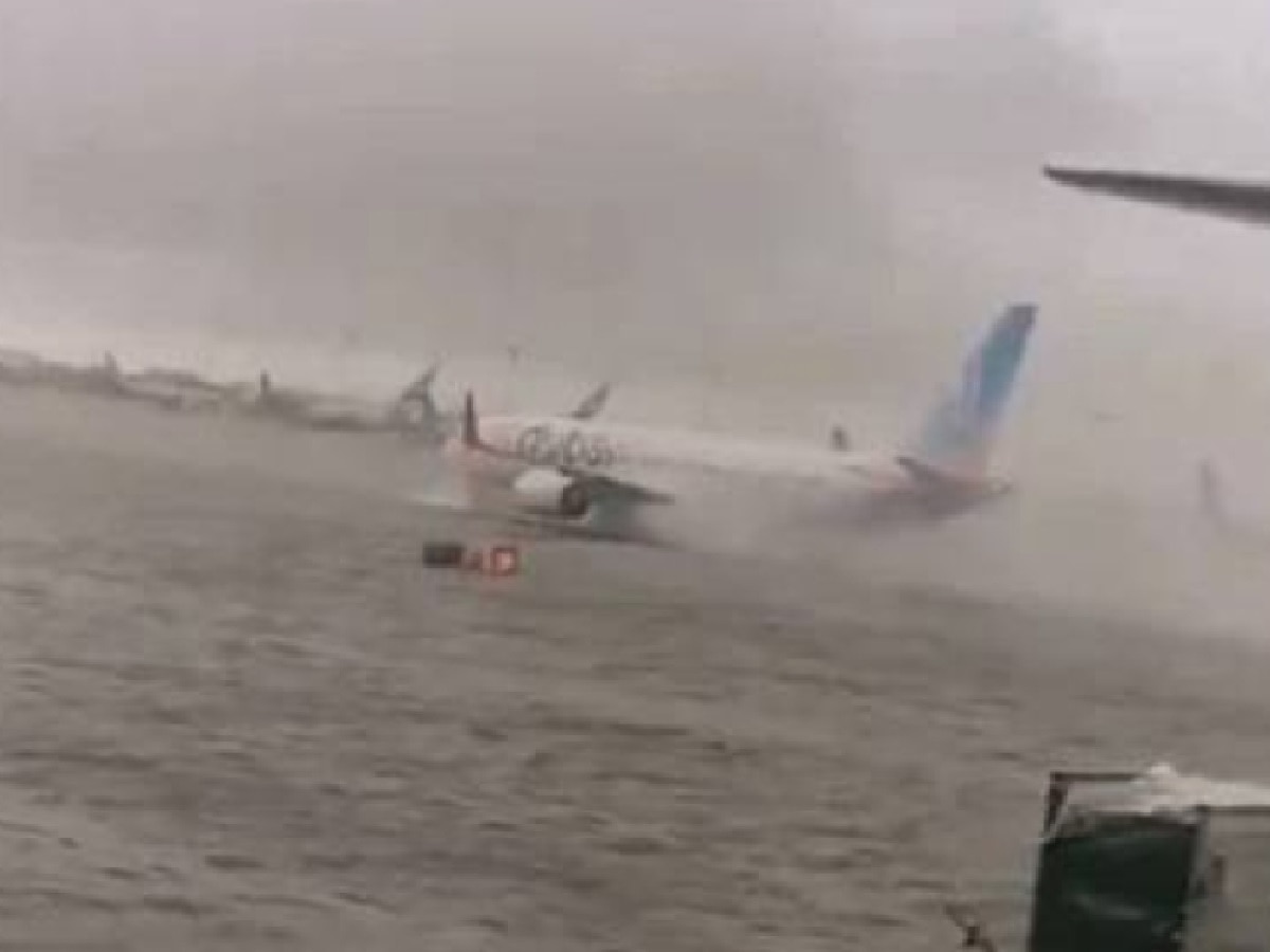 Video: दुबईत पावसाने हाहाकार! गुडघाभर पाण्यातून विमानांचं टेकऑफ, पुराच्या पाण्यात अडकल्या Rolls-Royce