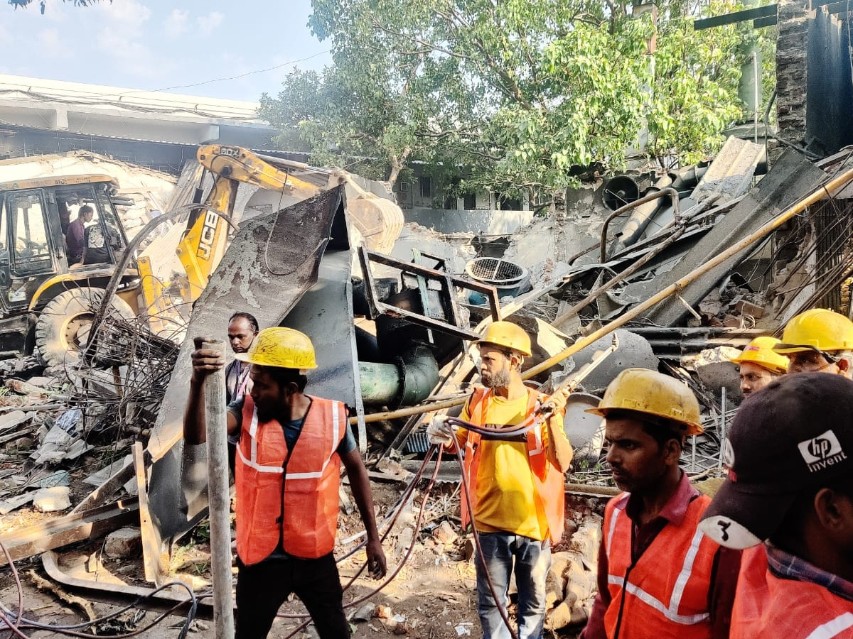 'जसे गाळे पाडले तसेच पुन्हा बांधून द्या'; BMC ने केलेल्या कारवाईवरुन हायकोर्ट संतप्त 'जसे गाळे पाडले तसेच पुन्हा बांधून द्या'; BMC ने केलेल्या कारवाईवरुन हायकोर्ट संतप्त
