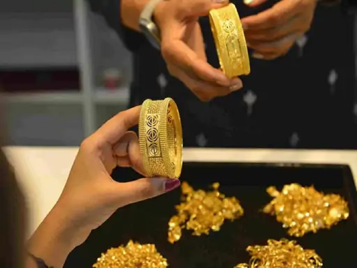 Gold Rate: दोन महिन्यात सोनं 11 हजारांनी महागले! 'या' कारणामुळे अचानक वाढल्या किंमती, पाहा आजचे दर  title=