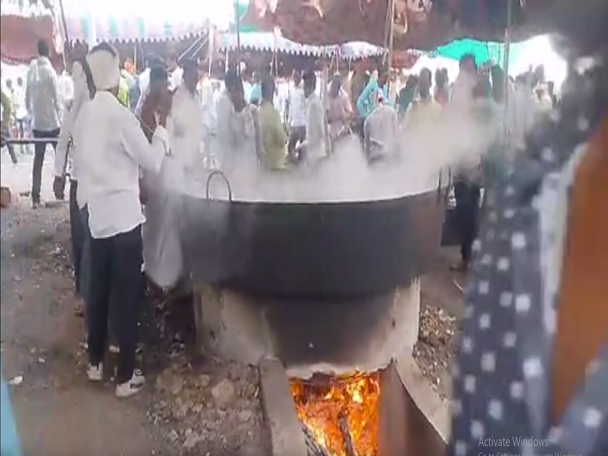 महाराष्ट्रातील 400 वर्ष जुनी परंपरा! 70 क्विंटल वांग्याच्या भाजी, हजारो भाविकांनी घेतला प्रसादाचा लाभ