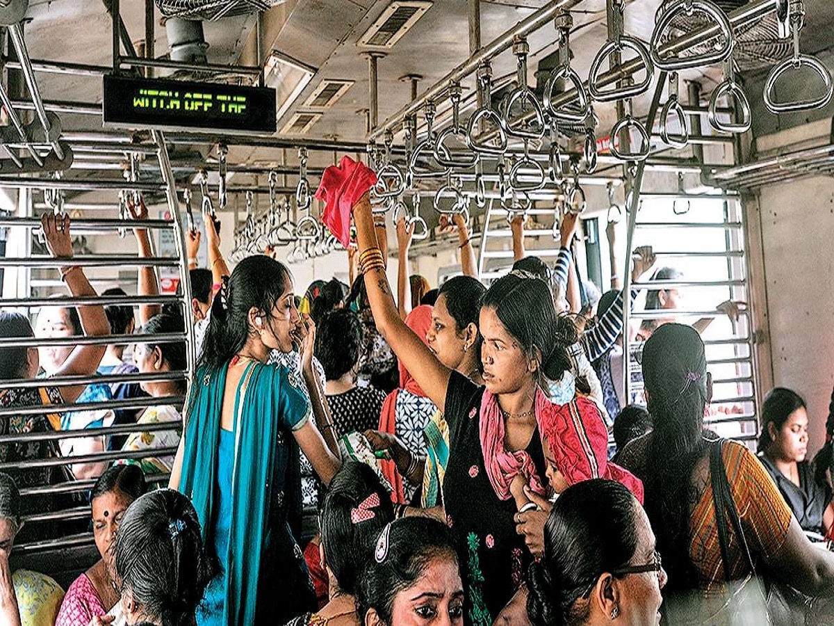 Mumbai Local: महिला प्रवाशांच्या सुरक्षेसाठी रेल्वेचा महत्त्वाचा निर्णय, लोकलमध्ये उपलब्ध होणार 'ही' सुविधा title=