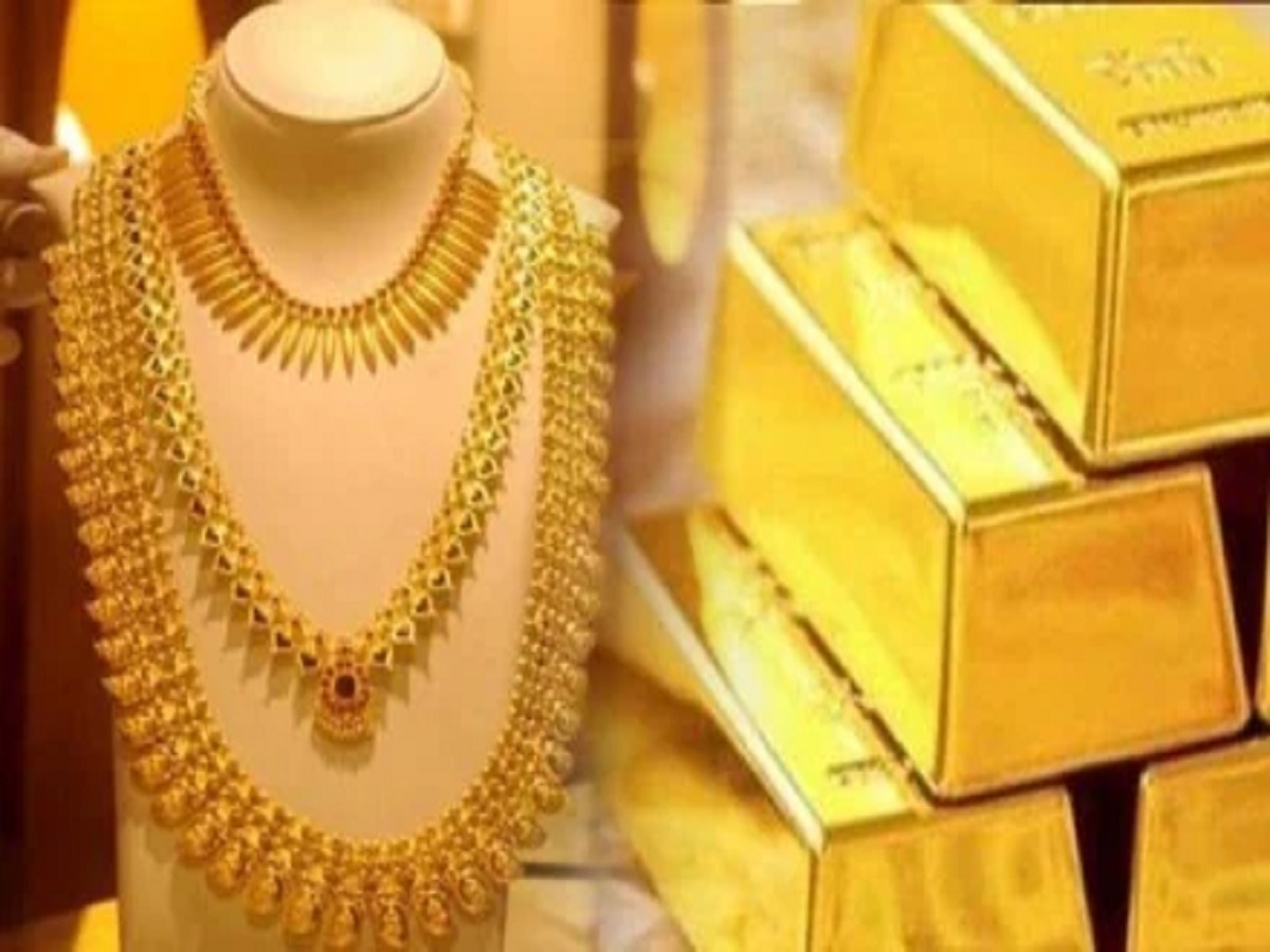 Gold Rate: लग्नसराईत सर्वसामान्यांना दिलासा! सोनं 'इतक्या' रुपयांनी स्वस्त, पाहा आजचे दर title=