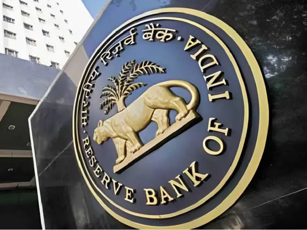 RBIची महाराष्ट्रातील 'या' बँकेवर कारवाई; ग्राहकांना पैसेही काढता येणार नाही RBIची महाराष्ट्रातील 'या' बँकेवर कारवाई; ग्राहकांना पैसेही काढता येणार नाही