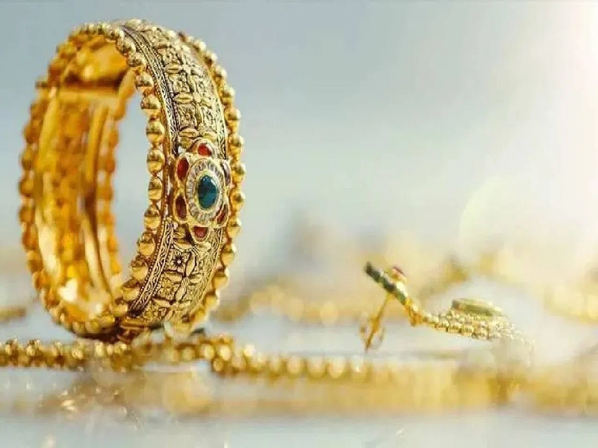 Gold Rate: दरवाढ सुरुच...9 वर्षापूर्वी 24,000 रुपयांना मिळणारं सोनं आता 72,000 रुपये, काय आहे आजचे दर? title=