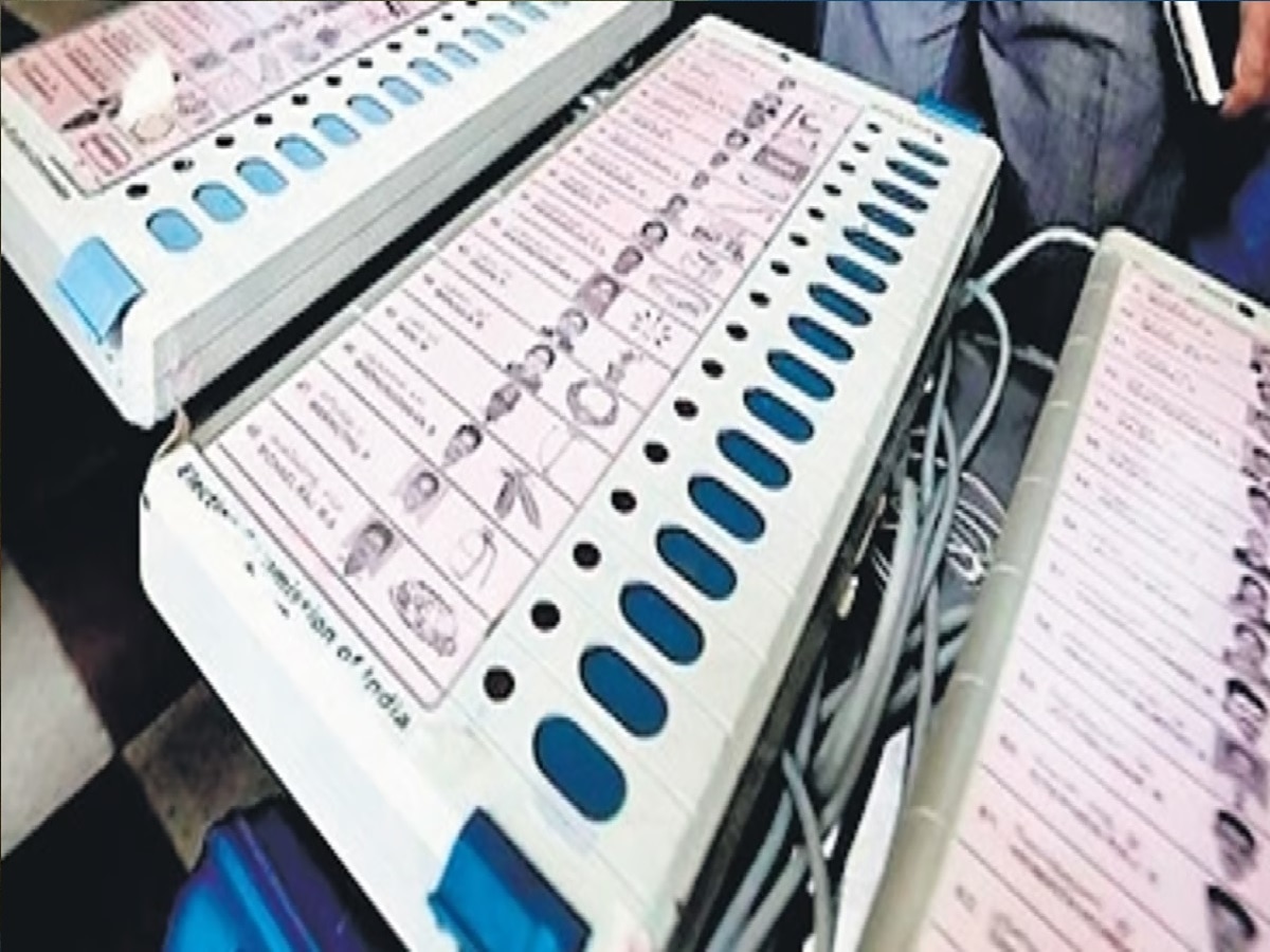 ठाण्यात सापडल्या ईव्हीएम मशीन आणि हजारो मतदान कार्ड, घोटाळ्याचा संशय? title=