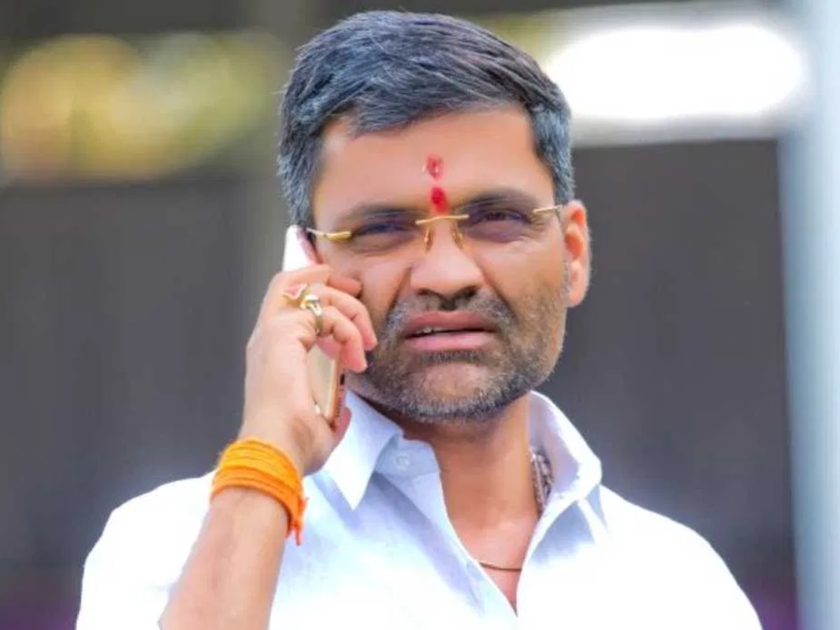 Loksabha Election 2024 Nilesh Lanke On Police Karykrta  Harrasment;पोलिसांकडून कार्यकर्त्यांना त्रास, 13 तारखेनंतर...' भरसभेत निलेश  लंके का संतापले?| Zee 24 Taas