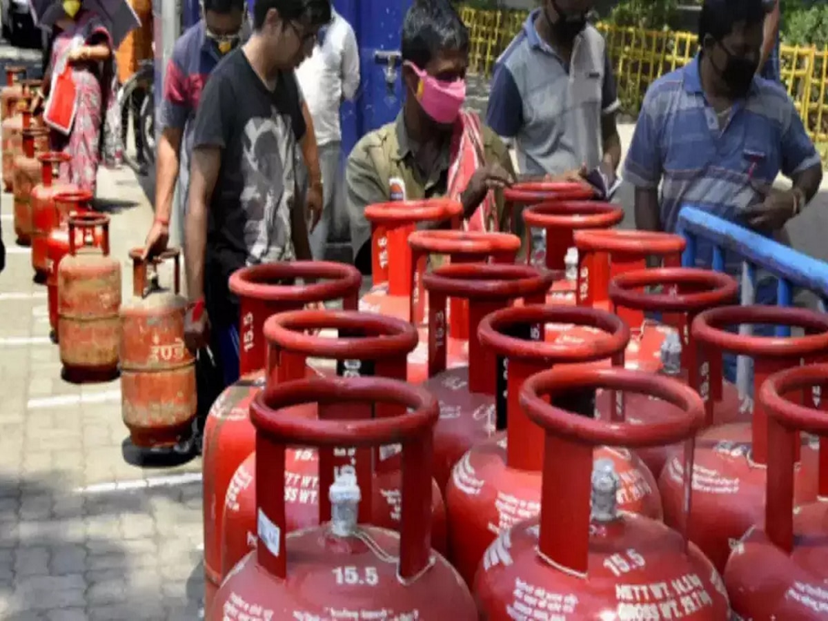 LPG Price Cut : सिलेंडर 'इतक्या' रुपयांनी स्वस्त; महिन्याच्या पहिल्याच दिवशी सरकारचा दिलासादायक निर्णय  title=