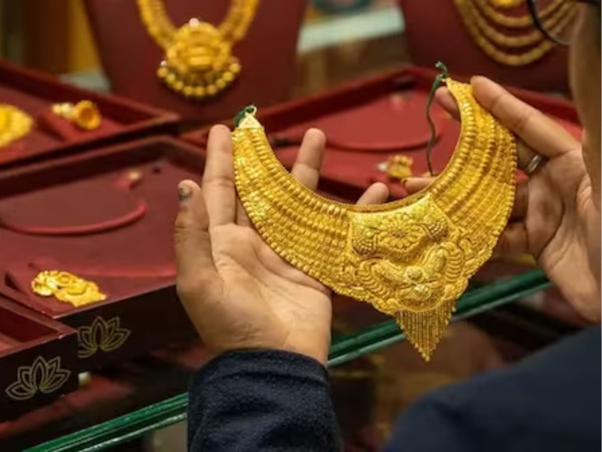 सोन्याला पुन्हा झळाळी; मे महिन्याच्या सुरुवातीलाच भाव वाढला, मुंबईतील दर जाणून घ्या सोन्याला पुन्हा झळाळी; मे महिन्याच्या सुरुवातीलाच भाव वाढला, मुंबईतील दर जाणून घ्या