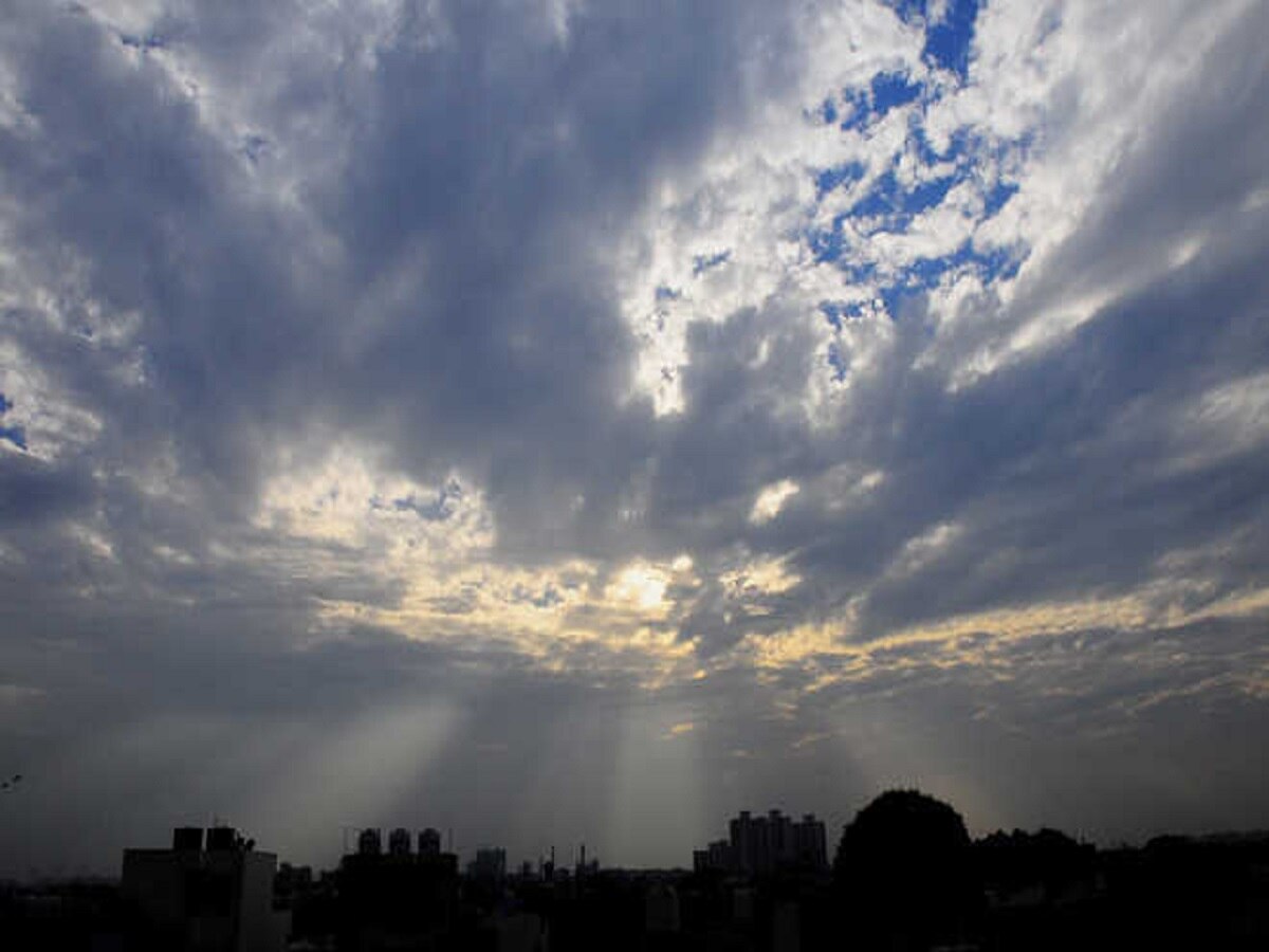 महाष्ट्राच्या हवामानात विचित्र बदल; उष्ण- दमट वातावरण, सोसाट्याचा वारा आणि तुफान पाऊस title=