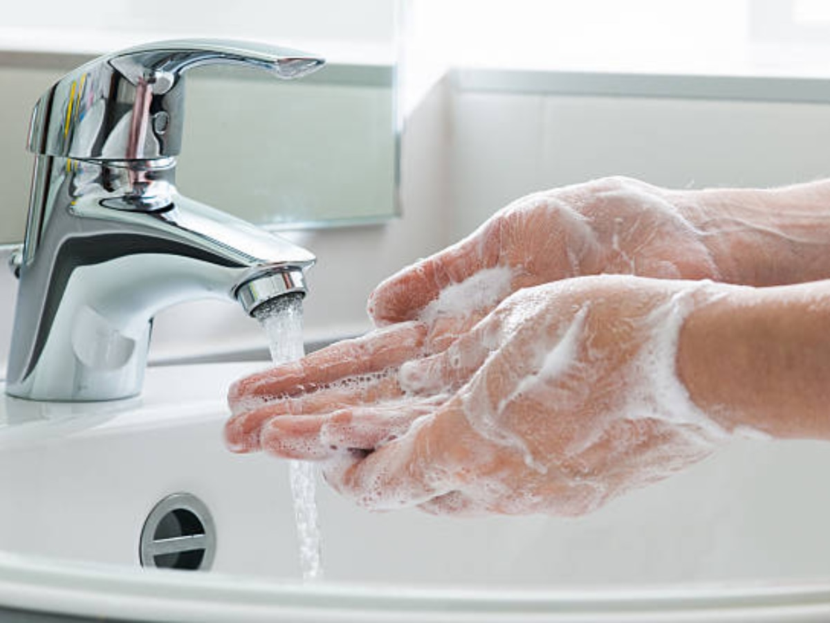 World Hand Hygiene Day 2024 : दिवसातून हात कधी आणि किती वेळा धुवायचा?  title=