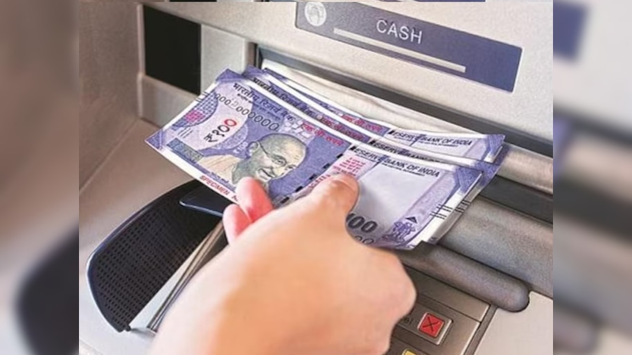 ATM मधून फाटलेल्या नोटा निघाल्यात? घाबरू नका, 'या' पद्धतीने मिळवा कोऱ्या करकरीत नोटा