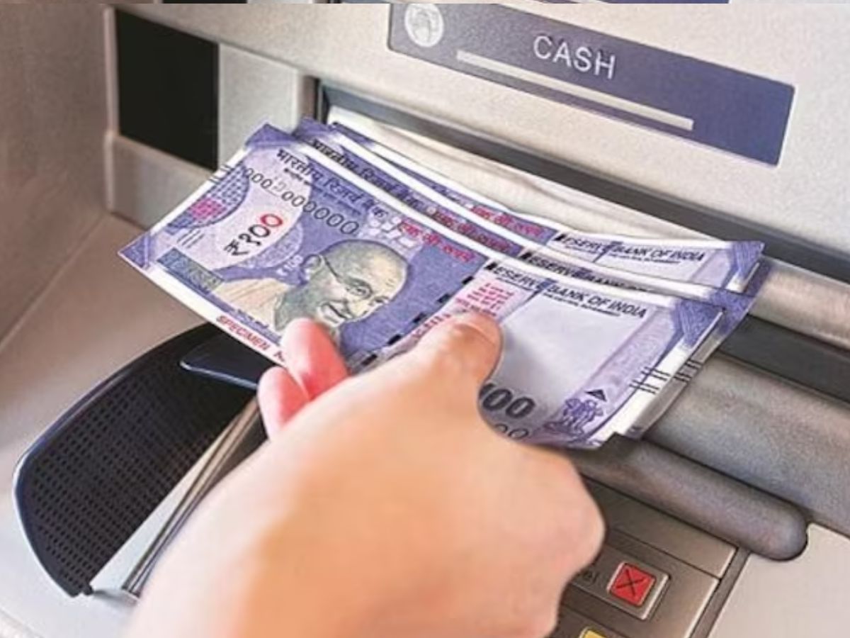 ATM मधून फाटलेल्या नोटा निघाल्यात? घाबरू नका, 'या' पद्धतीने मिळवा कोऱ्या करकरीत नोटा ATM मधून फाटलेल्या नोटा निघाल्यात? घाबरू नका, 'या' पद्धतीने मिळवा कोऱ्या करकरीत नोटा