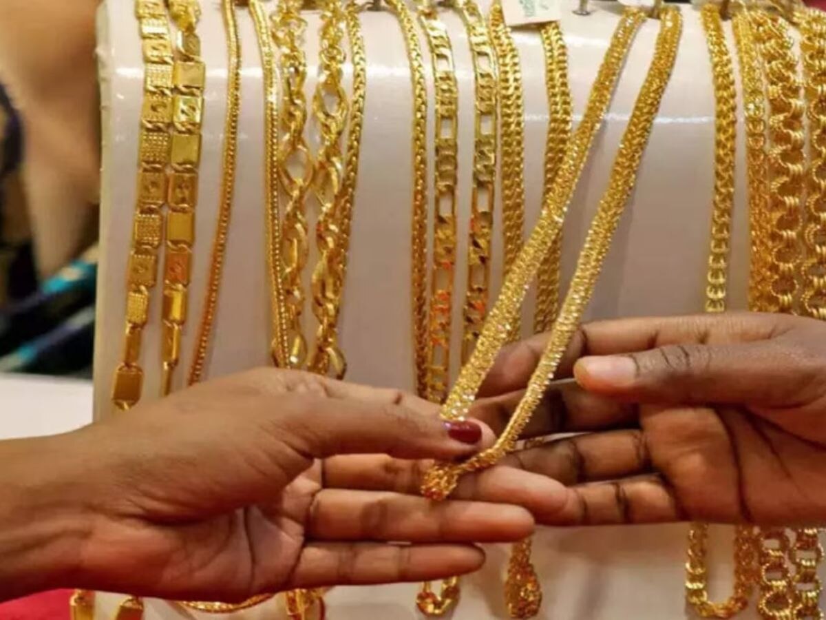 Gold Price Today: ऐन लग्नसराईच्या दिवसांत सोने महागले, आज पुन्हा दरात वाढ; 10 ग्रॅमचा भाव जाणून घ्या  title=