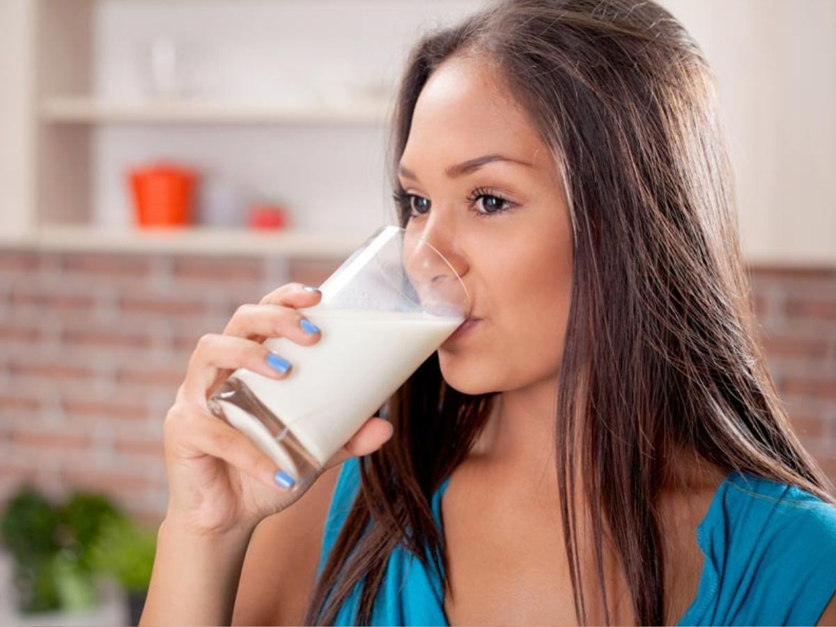 24 तासांत किती दूध प्यावे? जास्त दूध पिणे पडू शकते महागात, फायद्याऐवजी होईल नुकसान title=
