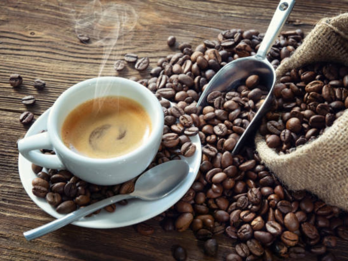 कॉफी सकाळी की रात्री कधी पिणे योग्य आहे ? गोंधळात असाल तर जाणून घ्या सत्य title=