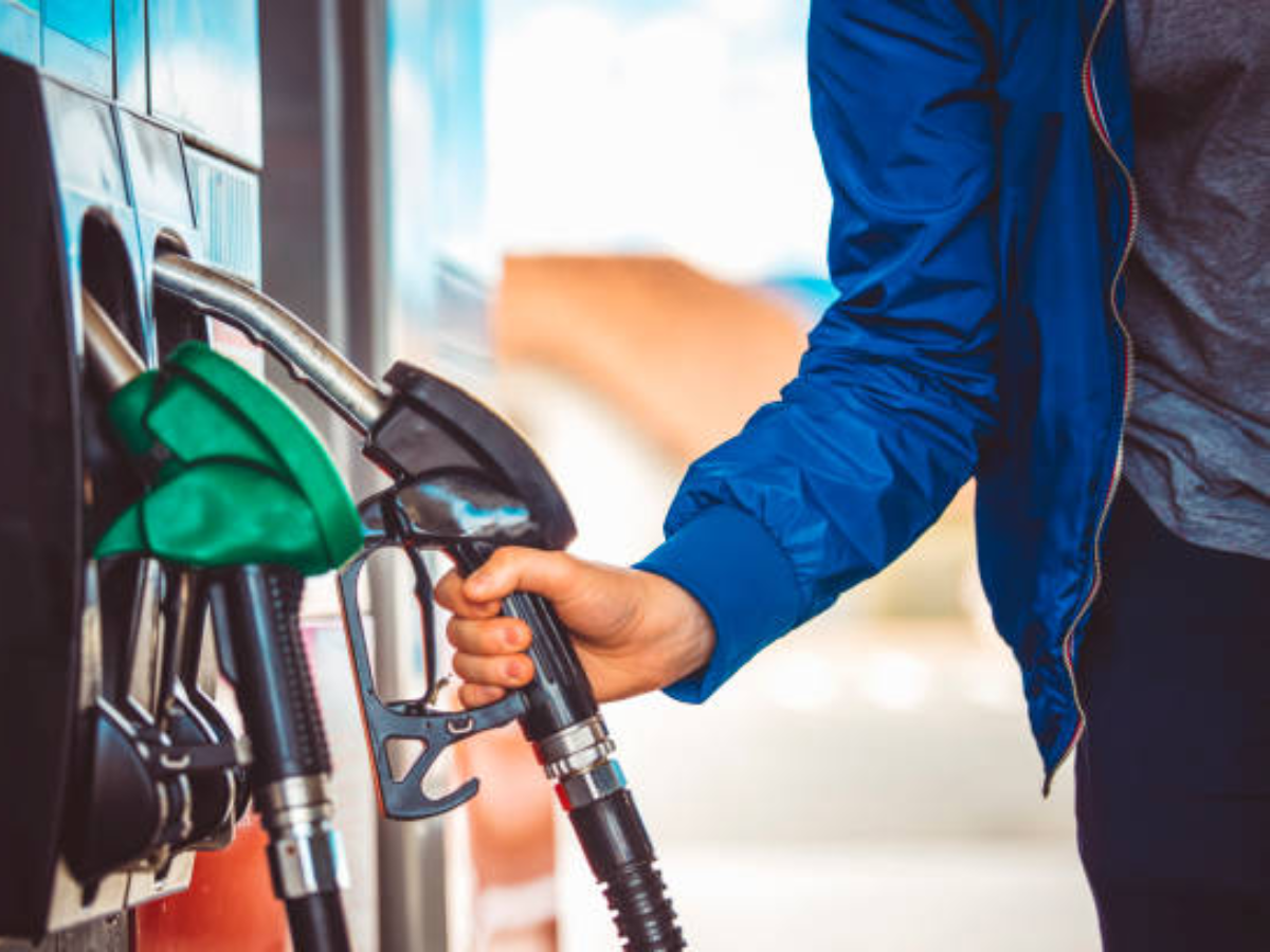 Petrol-Diesel : पेट्रोल-डिझेलच्या दरात कपात? OMCs ने जाहीर केला दर Petrol-Diesel : पेट्रोल-डिझेलच्या दरात कपात? OMCs ने जाहीर केला दर