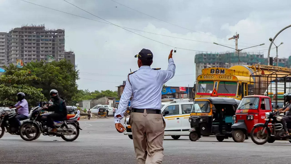 Loksabha Election 2024 pm modi mumbai roadshow impact on city traffic know the diversions and latest updates 